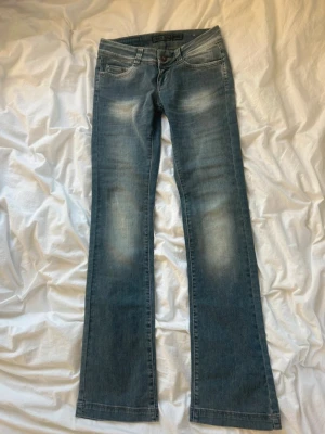 Blå bootcut jeans från ONLY - Säljer ett par blå bootcut jeans från ONLY. Storlek w26 l34. Skulle säga att dom är i storlek xs💕