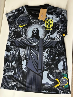 Nike Brasil fotbollströja svart/grå - En stilren fotbollströja från Brasilien x Jesus 25/26. Perfekt för både match, träning eller som supporterplagg. Tröjan är i helt ny skick och har en bekväm passform med snygg design i Brasiliens klassiska färger. Finns i storlekar: S, M och L.