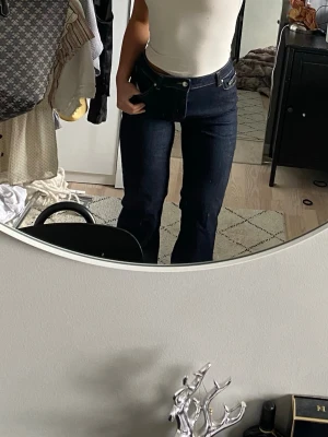 SUPERSTRETCH CURVE BOOTCUT JEANS  - Säljer ett par superstretchiga jeans i mörkblå denim som är ifrån CUBUS i modellen ”curve.” Storlek L/32 så passar kurvigare tjejer. Passar flera storlekar. Figurnära passform som framhäver formerna. Bootcut modell. Hög/medelhög midja 