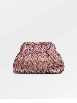 Bala Bontina Bag- Med prislapp kvar  - Säljer en unik kuvertväska från Becksöndergaard  med ikoniskt zigzagmönster i rosa, beige och brunt. Väskan är mjuk och har en puffig form, tillverkad i textil med innerfoder i brunt tyg och en liten innerficka med dragkedja. Perfekt för dig som gillar färg och mönster! ALDRIG använd, med prislapp på!