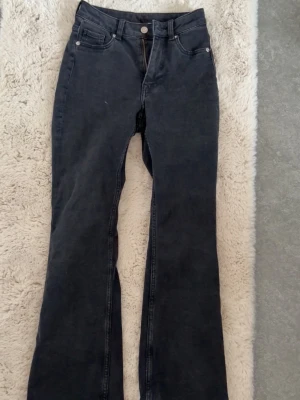 H&M jeans - Svarta bootcutjeans ifrån H&M i strl 32! (Jag är 169cm för referens) 
