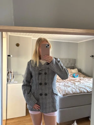 Tjockare kavaj - En tjockare kavaj som även kan användas som kappa. Har skimmer i sig som syns