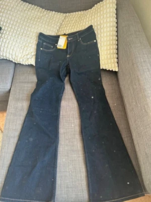 Mörkblåa långmidjade bootcut jeans - Helt nya mörkblåa jeans från H&M. De är endast testade men jag var lite för hastig med att dra av lapparna så de är inte kvar tyvärr.  Storlek: 42 men sitter mer som 38/40 💕