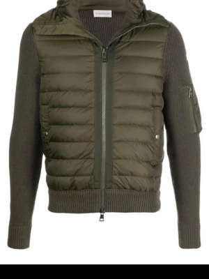Moncler Cardigan - Sjukt snygg Moncler cardigan i nyskick. Nypris cirka 10.000. Passar till allt och är otroligt stilren för den som vill utveckla sin stil. nfc tags finns samt qr kod på insidan för att garantera äkthet👍