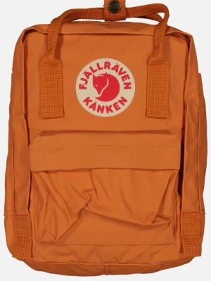 Orange Kånken ryggsäck från Fjällräven - Klassisk orange Kånken ryggsäck från Fjällräven med ikonisk rund logga framtill. Tillverkad i slitstarkt syntetmaterial med bärhandtag, justerbara axelband och en stor frontficka med dragkedja. Perfekt för skola eller cityhäng.