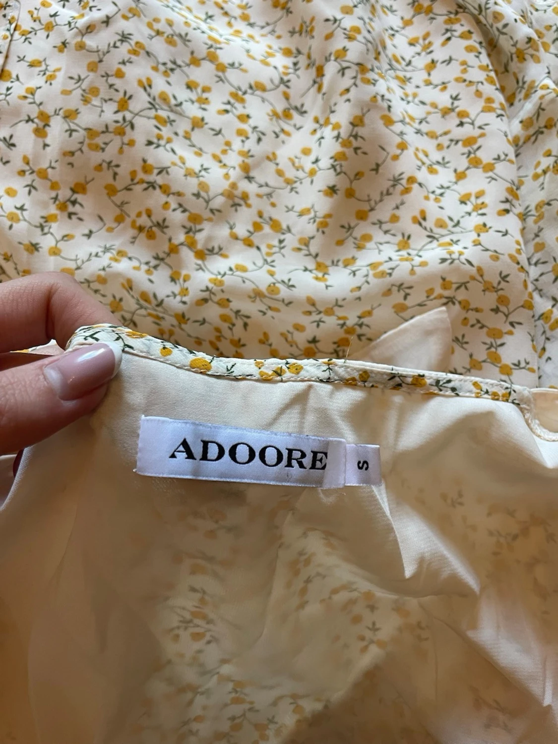 Blommig omlottklänning med knyt från Adoore  - 5