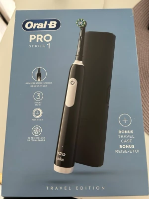 Oral-B Pro Series 1 eltandborste - Oral-B Pro Series 1 eltandborste i svart med trycksensor, tre borstlägen och 3D-teknologi. Medföljer ett svart resefodral och ett borsthuvud. Snygg och smidig design, perfekt för dig som vill ha en effektiv tandborste på resan. Förpackningen är lite skadad som syns på bilderna. 