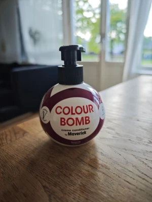 Colour Bomb creme conditioner - Nypris 129:-. Har tagit 10 pump ur flaskan så är ca 90% kvar. Färgen passade inte mig. Colour Bomb creme conditioner från Maverick i en rund pumpflaska. Flaskan är vit och vinröd med svart pump och har en modern, iögonfallande design. Perfekt för dig som vill boosta hårfärgen och samtidigt vårda håret.