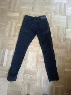Svarta skinny jeans från Replay - Svarta jeans från Replay i skinny fit-modell med klassisk femficksdesign. Jeansen har en smal passform och är tillverkade i stretchigt material för extra komfort. Perfekta för dig som gillar en stilren och modern look.
