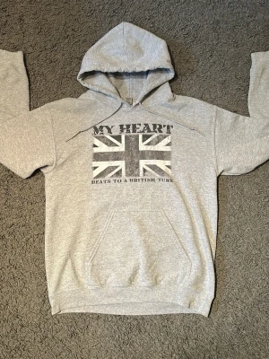 Drakenbergs hoodie - Säljer nu en riktigt snygg grå hoodie från Drakenbergs. Storleken är S och hoodien är i bra skick. Ny pris är 929, mitt pris är 399. Skriv vid ytterligare funderingar!
