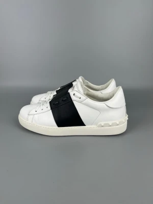 Valentino Open Skor Svart - • The shoes have only been worn a few times and are in like-new condition  • Size: 41 (fits 41.5–42)  • Color: Black  • Retail price: 7280 SEK / 590€  • No accessories