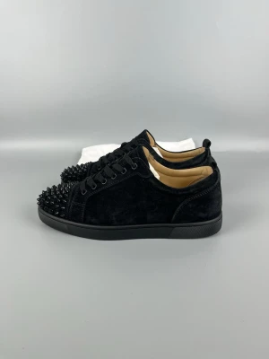 Helsvarta Louboutin Skor - • The shoes have been gently used and are in very good condition  • Size: 42 (fits 42.5–43)  • Color: Black  • Retail price: 9500 SEK / 795€  • Dustbag included