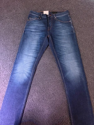 Mörkblå slimfit jeans - Snygga mörkblå slimfit jeans. Tiger of sweden. 28/32