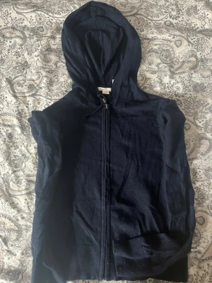 Mörkblå hoodie från Gina Tricot - Mörkblå hoodie från Gina Tricot i strl 158/164, använd fåtal gånger och i mycket bra skick! Den är även kortare i längden!💕 