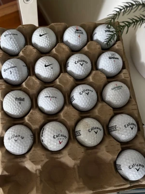 Mixade golfbollar från olika märken - Säljer ett set med vita golfbollar från flera kända märken som Callaway, Nike, Wilson, TaylorMade, ProStaff och Choice. 18 st totalt 