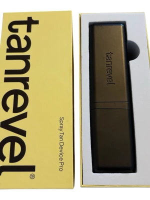 Tanrevel Spray TanDevice Pro - Smidig och stilren spraytan-enhet från Tanrevel i svart plast med rektangulär form och genomskinligt lock. Perfekt för att enkelt applicera brun utan sol hemma. Levereras i originalförpackning med laddare. Använd ett fåtal gånger