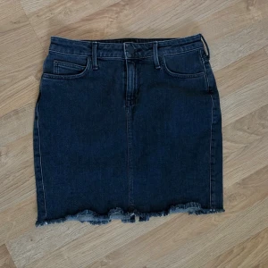 Lee jeanskjol  - Fin jeanskjol från lee, midjemått 71cm storlek 28 