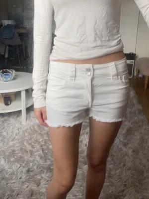 Vita jeans shorts - Vita jeans shorts i storlek 170 men passar som en xs eller s!🤍 oanvända 