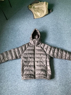 Peak Performance tomic insulated hood jacket herr - 🔥 Peak Performance dunjacka / puffer – stl M  Säljer min Peak Performance jacka då jag vill få tillbaka pengarna. Endast använd i ca 2 veckor så den är i väldigt fint skick. Nypris ligger just nu på 2240kr.  ✅ Storlek M ✅ Svart färg ✅ Väldigt varm & lätt ✅ Hood + zipfickor ✅ Inga skador eller slitningar  Perfekt till höst/vinter och sitter riktigt snyggt. Först till kvarn ⚡️