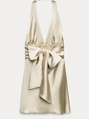 Zara klänning satin  - Snygg champagnefärgad satinklänning från Zara, helt ny! Perfekt till sommaren, otroligt fin😍