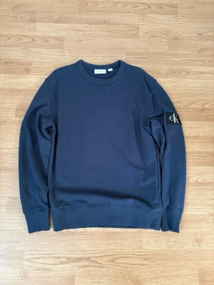 Calvin Klein Jeans Sweatshirt - Säljer denna då den inte längre används  Märke - Calvin Klein Jeans  Storlek - M  Längd - 71cm Armhåla till armhåla - 51cm Ärmlängd - 52cm  Pris går att diskuteras