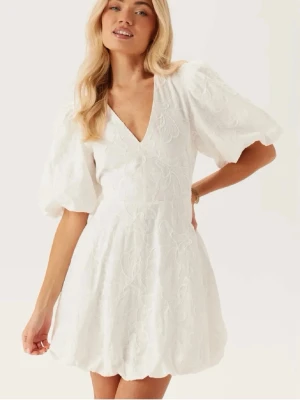 Vit klänning  - Så himla fin vit klänning perfekt för studenten, konfirmation eller midsommar💞storlek S, från bubbleroom. Helt oanvänd, prislappen är kvar på, inga defekter alls. Nypris är 900 kr. Skriv vid frågor, eller kom med prisförslag💞