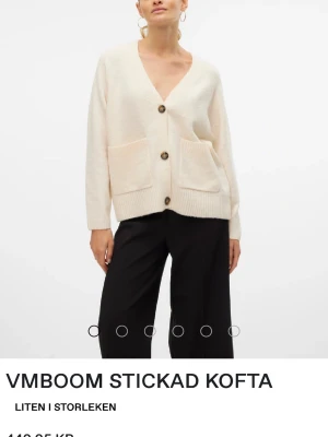 Krämvit stickad kofta från Vero Moda - Mysig krämvit stickad kofta från Vero Moda! Den är väldigt nopprig därav väldigt nedsatt pris🥰