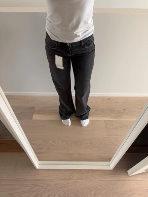 Lågmidjade jeans Zara - Superfina lågmidjade jeans från Zara. Aldrig använda prislappen sitter kvar!💓