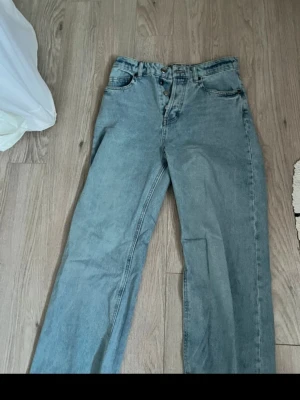 Ljusblå raka jeans med hög midja - Ljusblå jeans med rak passform och hög midja. Uppsydda i benen så passar personer runt 155 cm. 