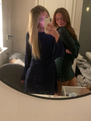 Mörkblå glittrig kortklänning - Jätte fin mörkblå glittrig klänning💕köpt på plick innan så vet inte var den är ifrån från början🥰