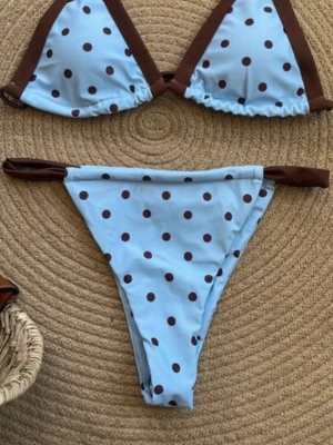 Ljusblå polka dot bikini med bruna prickar  - Trendig polka dot bikini i fin ljusblå färg med bruna prickar 🍒  Oanvänd 🩵  Köp gärna med bundle!  🌞 