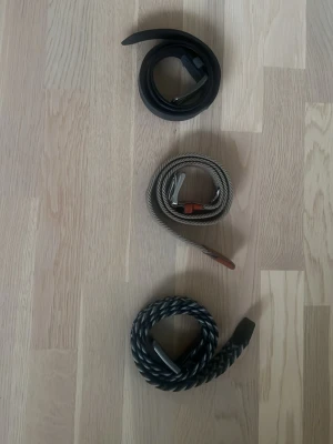 Svart läderbälte med metallspänne - Säljer dessa 3 bälten, 2 flätade och 1 mocka bälte. Storlek 110. Vid frågor är det bara att skriva