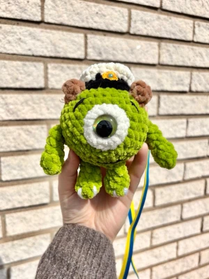 Studenthänge monsters Inc  - Virkad av mig!
