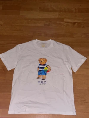 Polo bear t shirt  - BESKRIVNING Märke • Ralph lauren  Nypris •      299 Storlek • M - slim fit  Skick • Mycket bra  • Skicka meddelande vid frågor eller bud! • Lägg till i bundle för att spara upp till 20%! • Samma eller nästa dags leverans garanteras 😊  #vintage #ralph lauren #secondhand #reselling #vinted 