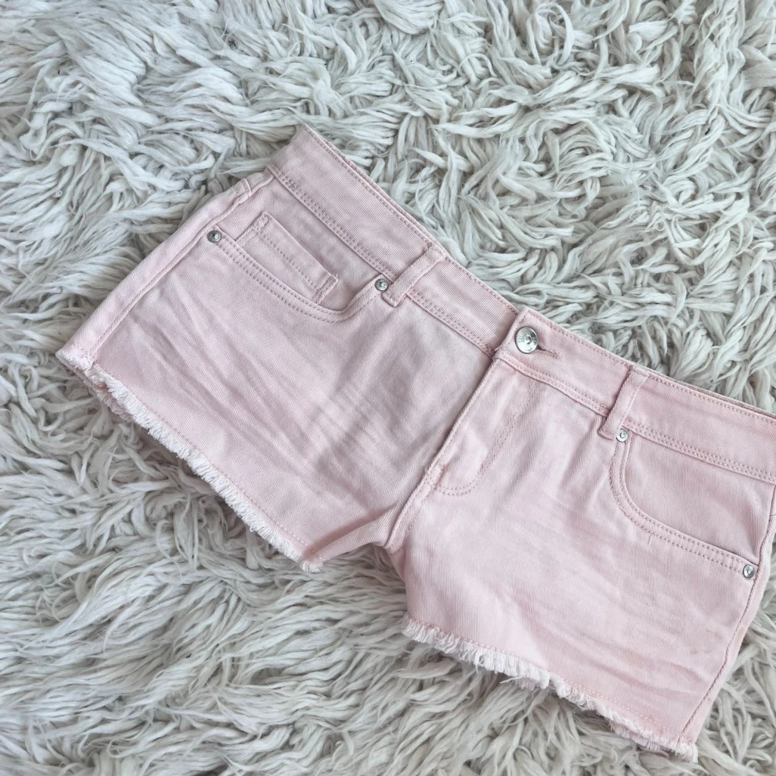 J26 Ljusrosa lågmidjade jeansshorts  - 3