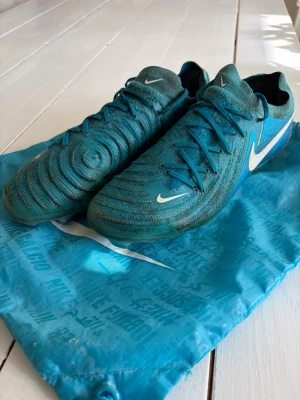 Nike phantom GX elite - Säljer dessa riktigt schyssta dojorna köpta från Unisportstore. Använt sparsamt men kan synas. Elite version för FG, storlek 42. Påse ingår