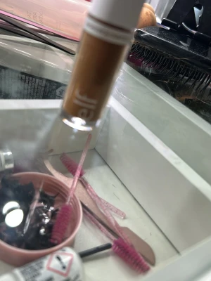 e.l.f. flytande bronzer stick - Säljer en flytande bronzer från e.l.f. i en smidig stickförpackning med vit kork. Färgen är varm brun med gyllene underton, perfekt för att skapa naturlig contour och glow. Enkel att applicera tack vare den krämiga formulan och praktiska applikatorn.Helt ny aldrig använd 