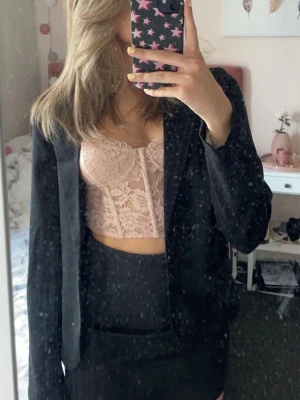 Rosa spets korsettopp  - Rosa korsett topp, ser väldigt mörk ut på bild 2.. Första bilden ger en mer rättvis bild av färgen💓