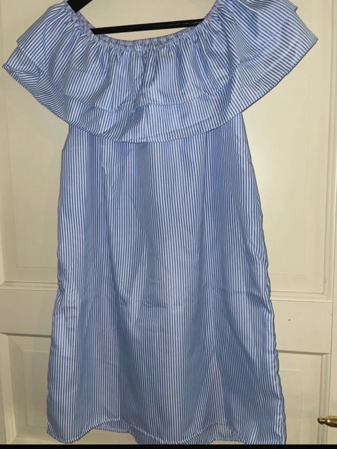 Blåvit off shoulder klänning - 1