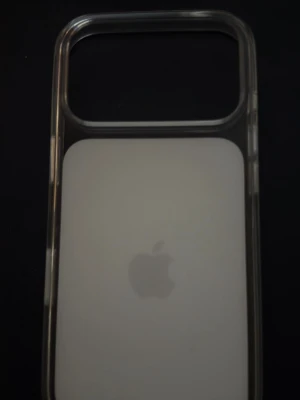 iPhone 17 PRO skal  - Säljer ett skall som jag bara provade och inte diggade, original från Apple. Allt original medföljer 