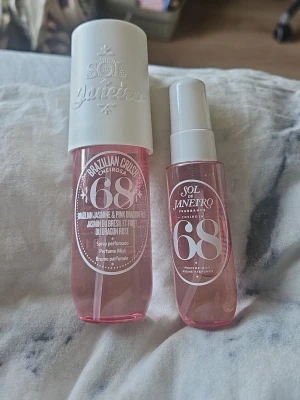 Sol de Janeiro Cheirosa 68 Parfymmist - Sol de Janeiro Cheirosa 68 Brazilian Crush parfymmist med doft av brasiliansk jasmin och pink dragonfruit. Kommer i två rosa plastflaskor med vita spraylock. Perfekt för dig som gillar fruktiga och blommiga dofter. Ungefär 80ml kvar av den på 90ml och ca 20ml av den på 30ml