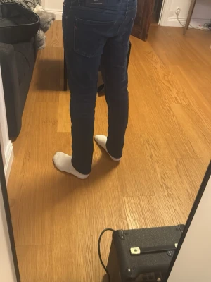Mörkblå slim fit jeans replay - Snygga mörkblå slim fit jeans med klassisk femficksdesign och smal passform. Jeansen har normal midja och raka ben, perfekta för en stilren look. Tillverkade i stretchigt denimtyg för extra komfort. Replay. Skick 8-9/10. Jag är 185 och väger ca 75kg