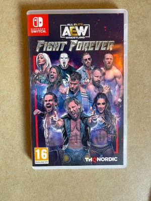 AEW Fight Forever till Nintendo Switch - AEW Fight Forever är ett actionfyllt wrestling-spel till Nintendo Switch. Omslaget har flera brottare i färgstarka outfits och spelet har en mörk, intensiv design. Perfekt för dig som gillar wrestling och vill utmana vänner i ringen.