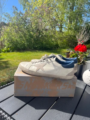  Golden Goose sneakers  - Riktigt goa skor från golden goose i storlek 45-46, grymma nu till våren och sommaren. Notera att dem är trasiga i hälen som golden goose ofta blir, men det ska gå att laga. Hör gärna av dig vid frågor eller funderingar! Jag tvättar dem även innan jag postar dem