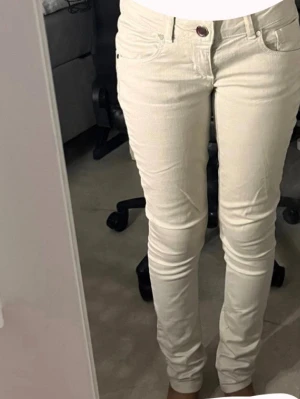 Beiga skinny jeans med låg midja - Snygga beiga skinny jeans med låg midja och klassiska fem fickor. Jeansen har smal passform och är perfekta för en clean och stilren look. Materialet är stretchigt för extra komfort. Passar dig som gillar ljusa basplagg och enkel stil.