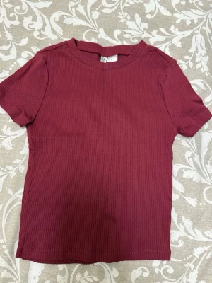 Ribbad vinöd t-shirt från H&M DividedSize XS - Short top from H&M, size Xs
