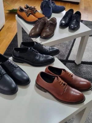 Finskor  - Säljer ett par marinblåa seglarskor i mocka med klassisk snörning och robust sula. Skorna har en stilren design med detaljer i samma färg och passar perfekt för dig som vill ha en avslappnad men snygg look.