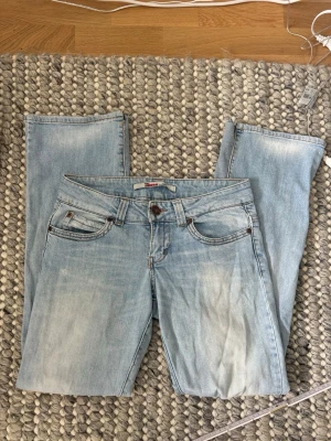 Lågmidjade bootcut jeans - Lågmidjade bootcut jeans från Only. Midjemått syns på bild. Storlek W27/28