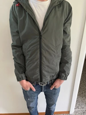 Zadig&voltaire windbreaker - Säljer denna feta windbreakern från zadig&voltaire i storlek S. Killen på bilden är 182.  Hör av er vid frågor och priset är ej hugget i sten!