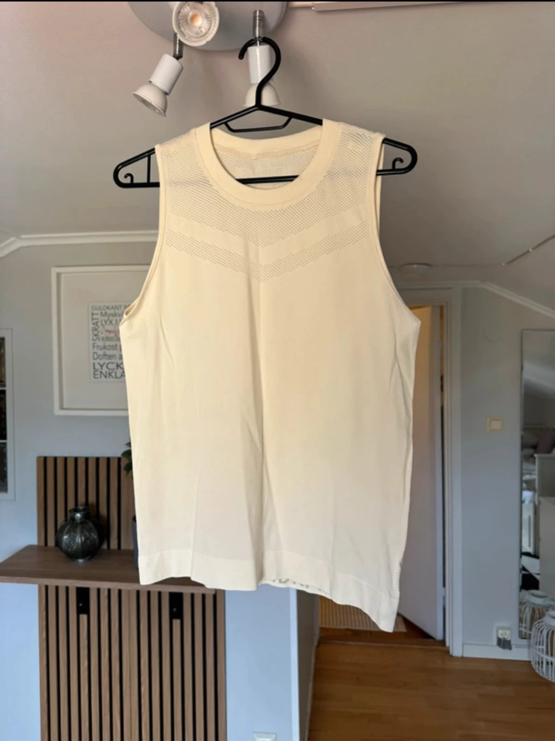 Beige ärmlös linnetopp
